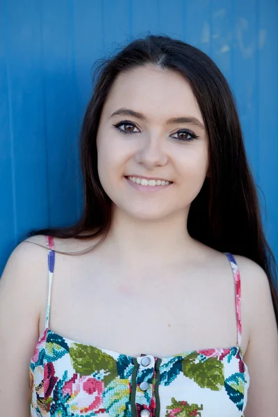 Adolescente chica con un fondo azul — Foto de Stock