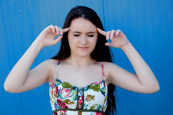 Bruna adolescente con mal di testa — Foto Stock