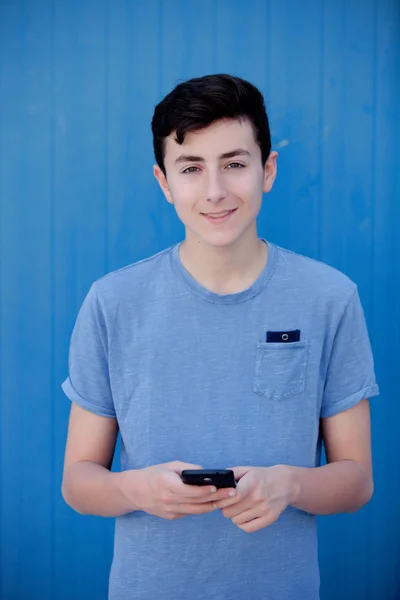 Fiatal tizenéves őt sejt telefon — Stock Fotó