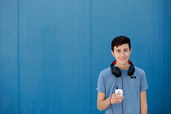Tiener luisteren naar muziek met koptelefoon — Stockfoto