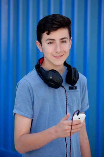 Adolescente escuchando música con auriculares — Foto de Stock