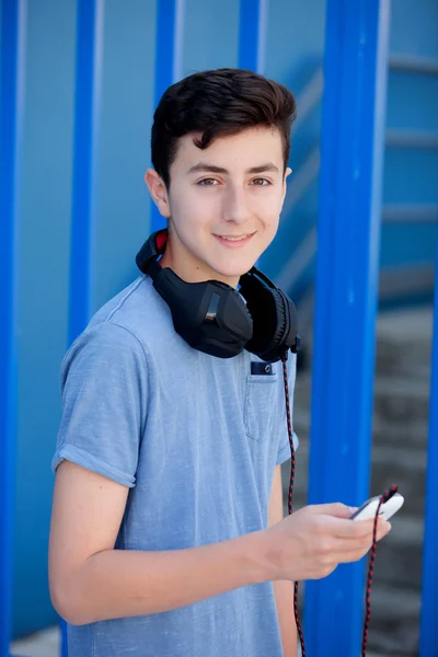 Tonåring lyssna på musik med hörlurar — Stockfoto