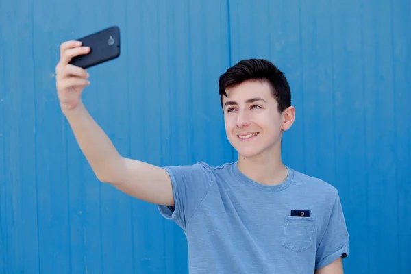 Junge Jugendliche mit ihrem Handy — Stockfoto