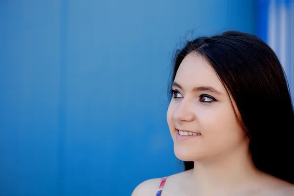 Ragazza adolescente con sfondo blu — Foto Stock