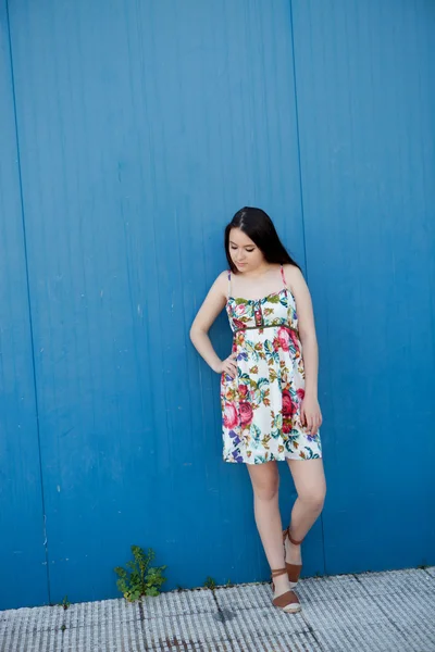 Adolescente chica con fondo azul — Foto de Stock