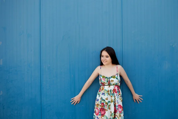 Adolescente com fundo azul — Fotografia de Stock