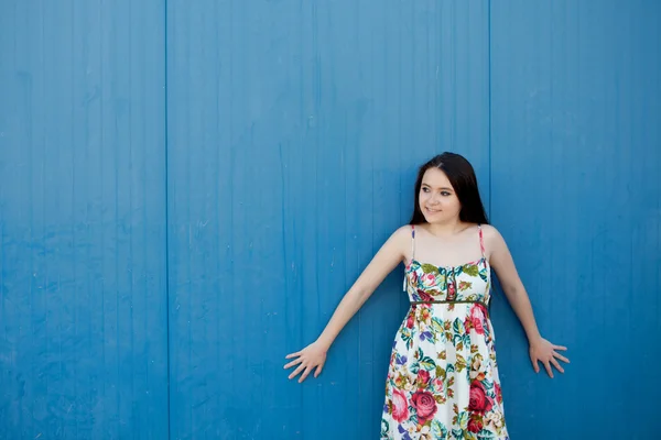 Adolescente chica con fondo azul —  Fotos de Stock