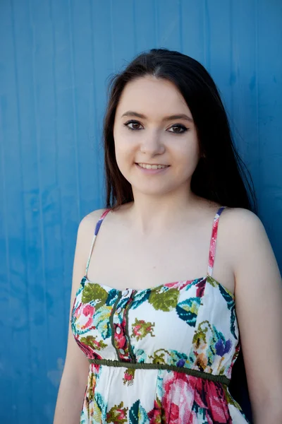 Dospívající dívka s modrým pozadím — Stock fotografie