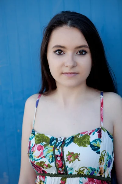 Teenage girl with blue background — Stock Photo, Image