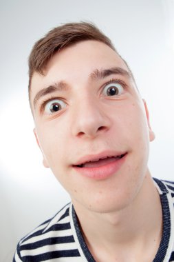 Komik adam yüzü ile yapması  