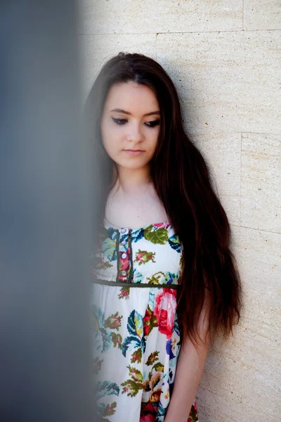 Brunetka dívka s dlouhými vlasy — Stock fotografie
