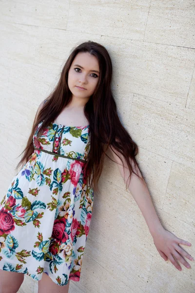 Menina morena com cabelo longo — Fotografia de Stock