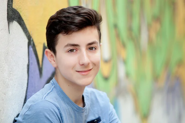 Tonåring pojke i blå skjorta — Stockfoto