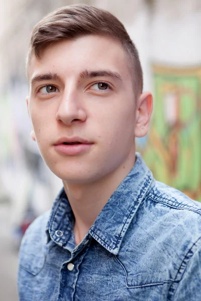 Retrato de um adolescente homem rebelde — Fotografia de Stock