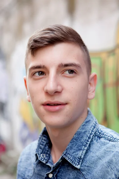 Porträtt av en tonåring upproriska man — Stockfoto