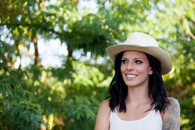 Hasır şapka yürüme ile esmer kadın