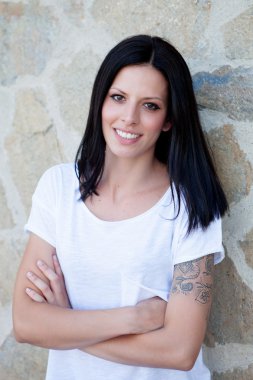 Sokakta güzel genç kadın