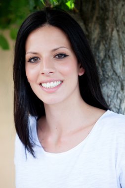 Esmer saçlı genç güzel kadın