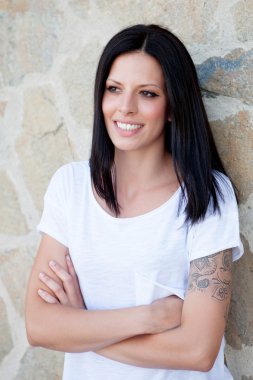 Sokakta güzel genç kadın