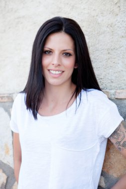 Sokakta güzel genç kadın