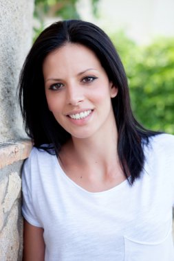 Esmer saçlı genç güzel kadın