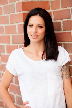 Sokakta güzel genç kadın