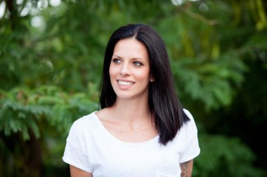 Esmer saçlı genç güzel kadın