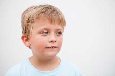 Kameraya bakarak komik sarışın çocuk 