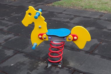 Çocuksuz bir okul bahçesi