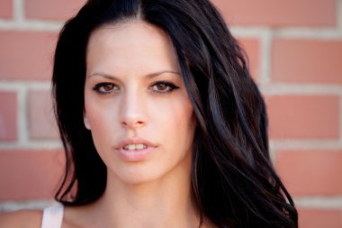 Kameraya bakarak güzel esmer kadın 