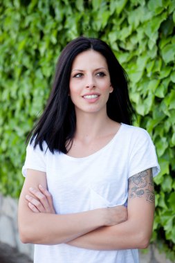 Esmer saçlı genç güzel kadın