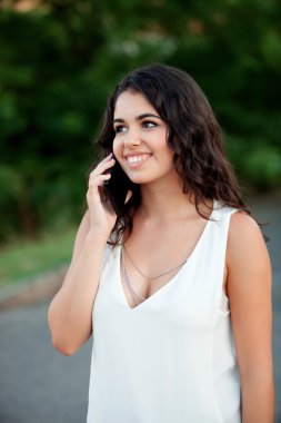 Mobile ile çekici esmer kız  