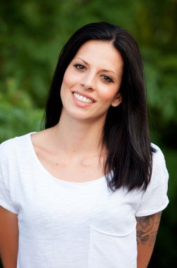 Esmer saçlı genç güzel kadın