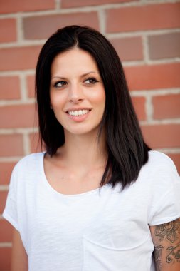 Sokakta güzel genç kadın