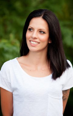 Esmer saçlı genç güzel kadın