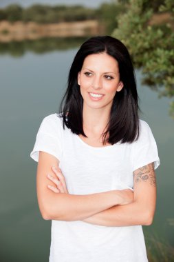 Güzel bir parkta rahat serin kız 