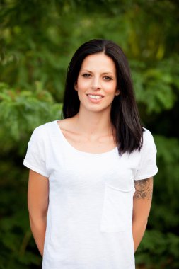 Esmer saçlı genç güzel kadın