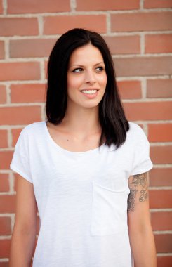 Sokakta güzel genç kadın