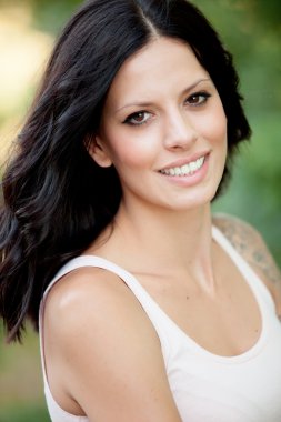 Güzel esmer kız rahatlatıcı Park  