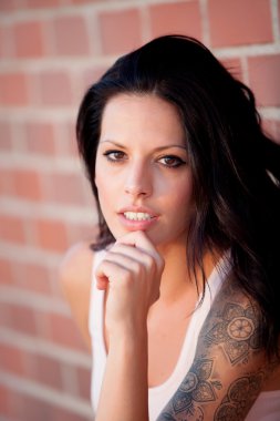 Kırmızı tuğla duvar arka plan ile güzel esmer