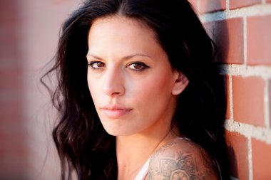 Kırmızı tuğla duvar arka plan ile güzel esmer