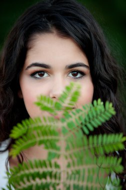 Güzel esmer kız rahatlatıcı Park