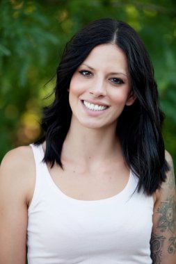 Güzel esmer kız rahatlatıcı Park  