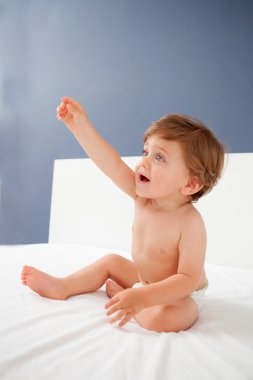 Çocuk komik yüz ifadesi ile