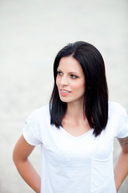 Sokakta güzel genç kadın