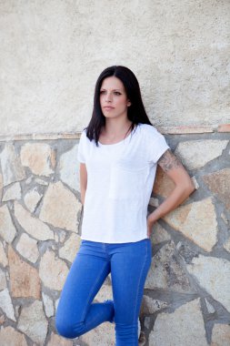 Sokakta güzel genç kadın