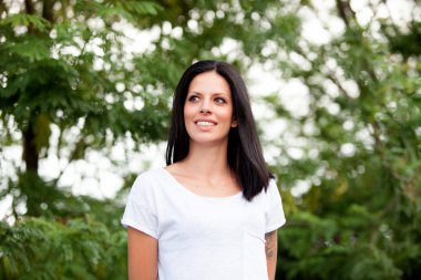 Esmer saçlı genç güzel kadın