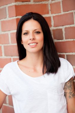 Sokakta güzel genç kadın