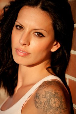 Kırmızı tuğla duvar arka plan ile güzel esmer