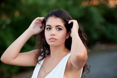 Güzel esmer kız rahatlatıcı Park  